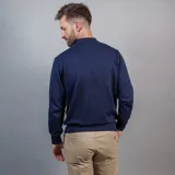 Buzo de punto color azul marino, con cuello alto y medio cierre frontal.