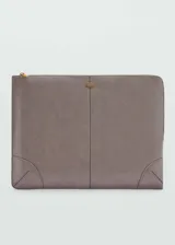 Funda gris rectangular con cierre de cremallera dorada y logo dorado en el centro. Tiene forro interior y detalle de costuras en los bordes.
