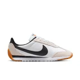 Championes Nike Pacific de mujer, color blanco con detalles en negro y suela color caramelo.