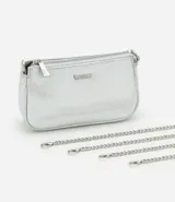 Cartera baguette pequeña de PU metalizado plateado, con correa de hombro de cadena.