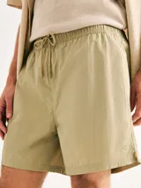 Short de baño color beige con cintura elástica ajustable con cordón.