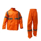 Conjunto impermeable de chaqueta y pantalón color naranja con bandas reflectivas grises. La chaqueta tiene cuello alto, cierre frontal, bolsillos y puños elásticos. El pantalón tiene cintura elástica.