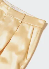 Pantalón palazzo satinado color amarillo, con bolsillos laterales, pinzas y cierre oculto.