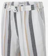 Bermuda masculina de corte comfort confeccionada en tejido jacquard con estampado de rayas texturizadas. Cuenta con cintura elástica con cordón ajustable, y bolsillos laterales.