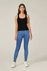 Pantalón skinny color azul claro, con corte ajustado y diseño clásico cinco bolsillos.