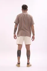 Camisa de manga corta con estampado a rayas verticales en tonos beige, marrón y celeste.