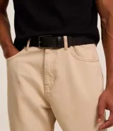 Cinturón elástico negro con estampado chevron y hebilla cuadrada metálica plateada.