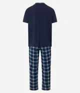 Conjunto de pijama largo para hombre, compuesto por una remera de manga corta azul marino con bolsillo en el pecho y un pantalón largo con cintura elástica y estampado de cuadros azules y blancos.
