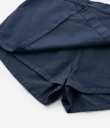 Short pollera azul marino de sarga de algodón, con tres botones dorados en el frente. Corte evasé.