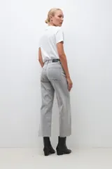 Jean culotte de corte amplio color gris claro, con diseño de cintura alta y sin elasticidad.