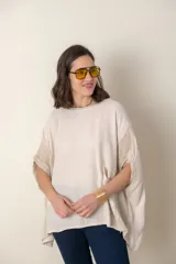 Blusa italiana de lino y algodón color beige, con calado en los costados y espalda, y dos bolsillos delanteros.