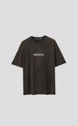 Remera negra de algodón con cuello redondo y calce oversize. Estampado en el frente con motivos musicales y la palabra "Música" en blanco.