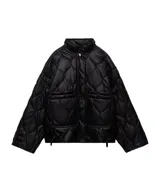 Campera corta negra de cuero sintético acolchado con diseño geométrico. Tiene cuello alto, cierre frontal con broches a presión y bolsillos frontales con solapa.