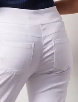 Pantalón negro de gabardina elastizada con pretina ancha elastizada, bolsillos delanteros simulados, bolsillos traseros aplicados y ruedo calado.