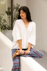 Pantalón de tejido de algodón a rayas horizontales azules y rojas, con cintura elástica.