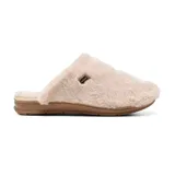 Pantuflas cerradas color beige, con interior de piel sintética y detalle de etiqueta con logo de la marca en el lateral.