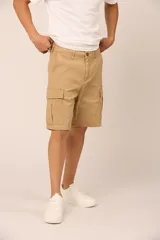 Bermuda color beige de gabardina con licra y corte a la rodilla. Cuenta con bolsillos laterales tipo cargo con solapa y bolsillos delanteros y traseros.