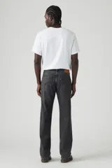 Pantalón de jean negro de corte recto y tiro medio.