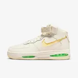 Championes Nike Air Force 1 Mid Remastered, color crema con detalles en amarillo y verde.
