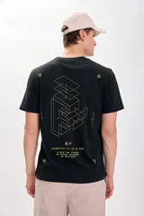 Camiseta de manga corta negra con estampa en la espalda con la letra F geométrica y la frase 'Isometric (F) as in Fun'.
