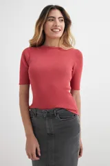 Sweater amarillo de tejido de punto acanalado, con cuello bote y mangas 3/4.