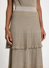 Pollera midi plisada color beige con lurex dorado, cintura elastizada y corte evasé.