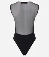 Body negro de crepé sin mangas, con escote corazón y detalle de tul con transparencia en la parte superior.