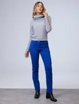 Pantalón de gabardina elastizada color marrón claro, marca Zac & Rachel, corte slim, con pretina con pasadores, botón y cierre. Delantera con tres bolsillos y trasera con bolsillos ojal.
