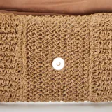 Bolso de mano color beige confeccionado en rafia trenzada, con diseño rectangular y bandolera de cadena dorada.