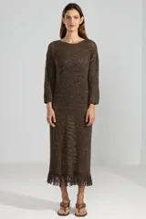 Vestido midi marrón de punto abierto en algodón con lúrex y flecos en el ruedo.