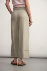 Pantalón blanco de corte ancho, con bolsillos laterales y lazo en la cintura.