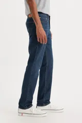 Pantalón de jean azul oscuro, corte slim fit.