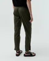 Pantalón negro de corte recto, con cintura elástica, bolsillos laterales con cierre y cierres en los tobillos. Confeccionado en tela italiana con elastano.