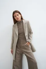 Tapado corto entallado color marrón claro con textura de espiga, cuello solapa y manga larga. Cierre frontal con botones.