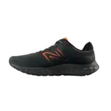 Championes New Balance M520MB8 de hombre, color negro con detalles en naranja.