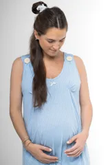 Camisón celeste de algodón con textura acanalada, corte a la rodilla, escote en U con detalle de moño y botones en los hombros para facilitar la lactancia.