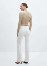 Pantalón de jean blanco de corte flare con bajo deshilachado.