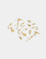 Set de seis pares de aros dorados con distintos diseños: aros colgantes con argollas y dijes de corazón, aros largos con perlas y dijes de metal, aros con forma de campana y aros con forma de moño.