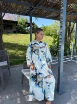 Vestido camisero largo con estampado abstracto en tonos celeste, azul, marrón y blanco.