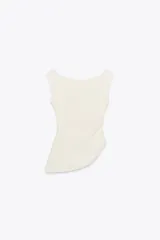 Top blanco de cuello barco y manga sisa. Tiene detalle de drapeado lateral y bajo asimétrico.