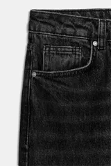 Jeans de tiro alto color negro lavado, con cintura cruzada, cinco bolsillos y pernera recta. El bajo está acabado en vuelta y tiene cierre frontal cruzado con cremallera y botones.