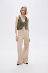 Pantalón de poliéster color beige, de corte recto y tiro alto.