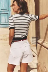 Top de punto color blanco con rayas horizontales azul marino, cuello redondo y manga corta.