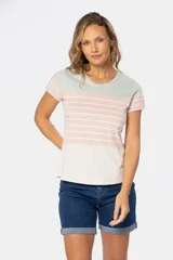 Remera de cuello redondo y manga corta con rayas horizontales en colores verde, rosa y blanco. De textura suave.