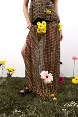 Falda larga marrón con diseño de cuadros amarillos, corte recto y tajo lateral.