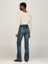 Pantalón de jean azul de corte bootcut, talle medio, con efecto desteñido y cinco bolsillos.