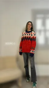 Sweater de lana merino con cuello redondo y diseño con motivos geométricos en tonos azul, marrón, naranja, verde y beige.