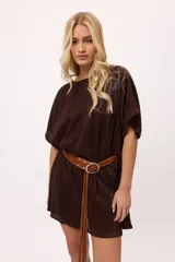 Vestido corto marrón con textura acanalada, corte holgado, mangas cortas y cinturón fino marrón con hebilla redonda.