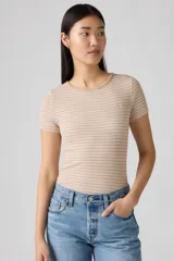 Remera ajustada de mangas cortas color beige con rayas horizontales blancas y logo bordado en el pecho.