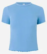 Blusa color beige de viscosa con elastano, de manga corta, cuello redondo, textura acanalada y bajo ondulado.